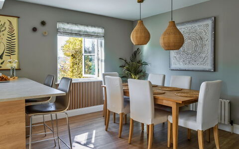 Thyme Bank: Mobilia, Interior Design, Pavimentazione, Legna, Pavimento, Sala Da Pranzo, Soffitto, Tavolo, Cucina & Sala Da Pranzo Tavolo, Sedia
