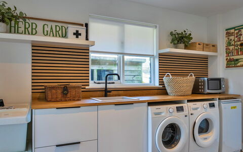 Thyme Bank: Legna, Interior Design, Cucina, Pavimentazione, Controsoffitto, Camera, Apparecchio Major, Cabinetry, Elettrodomestico, Lavanderia