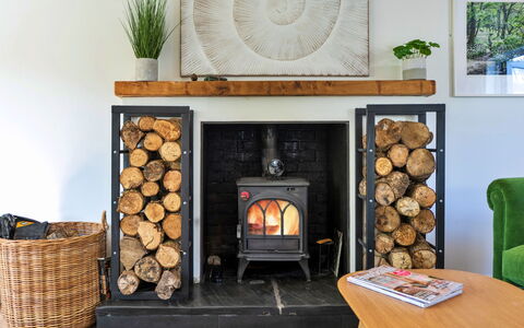 Thyme Bank: Mobilia, Focolare, Pavimentazione, Interior Design, Stufa A Legna, Camino, Camera, Calore, Cornice, Soggiorno
