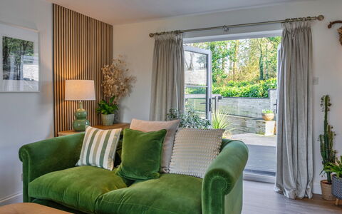 Thyme Bank: Mobilia, Interior Design, Parete, Divano, Legna, Soggiorno, Pavimentazione, Casa, Tessile, Camera