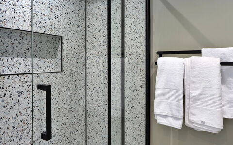 Thyme Bank: Idraulico Fixture, Bagno, Pavimentazione, Interior Design, Idraulico, Pavimento, Piastrella, Doccia Porta, Materiale Composito, Bicchiere