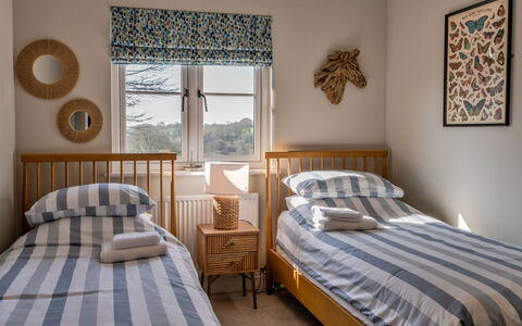 Thyme Bank: Letto, Mobilia, Bedding, Camera Da Letto, Interior Design, Lenzuolo, Legna, Pavimento, Biancheria, Pavimentazione