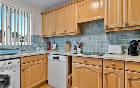 Lavender Waye: Cucina, Controsoffitto, Apparecchio Major, Elettrodomestico Da Cucina, Pavimentazione, Cabinetry, Interior Design, Pavimento, Lavandino Della Cucina, Lavello