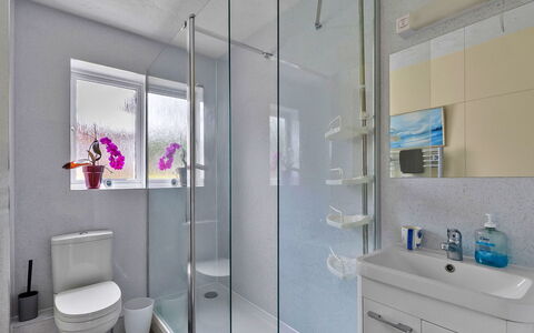 Lavender Waye: Bagno, Idraulico Fixture, Interior Design, Pavimentazione, Pavimento, Lavello, Gabinetto, Rubinetto, Mobiletto Del Bagno, Idraulico