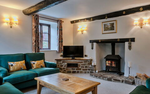 Town Farm Cottage: Parete, Mobilia, Interior Design, Illuminazione, Casa, Soffitto, Soggiorno, Lampada, Divano