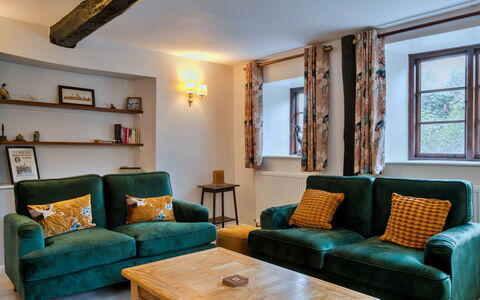 Town Farm Cottage: Mobilia, Interior Design, Divano, Parete, Pavimentazione, Legna, Camera, Pavimento, Soggiorno, Tavolo
