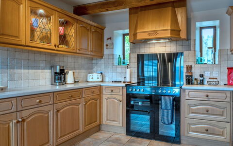 Town Farm Cottage: Cucina, Cabinetry, Controsoffitto, Elettrodomestico Da Cucina, Interior Design, Pavimentazione, Apparecchio Major, Mobilia, Legna, Cucina Stufa