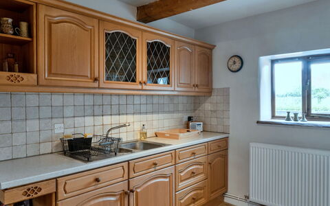 Town Farm Cottage: Cucina, Cabinetry, Controsoffitto, Legna, Pavimentazione, Interior Design, Elettrodomestico Da Cucina, Mobilia, Credenza, Cassetto
