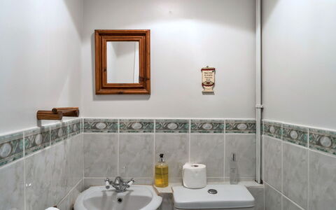 Town Farm Cottage: Idraulico Fixture, Bagno, Lavello, Interior Design, Pavimentazione, Rubinetto, Lavandino Del Bagno, Idraulico, Pavimento, Piastrella