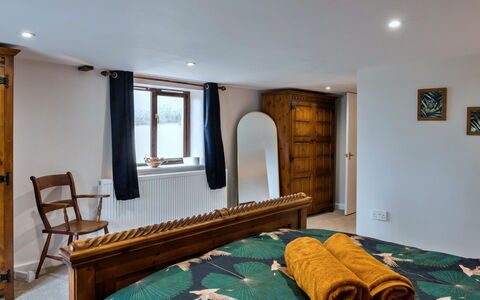 Town Farm Cottage: Mobilia, Interior Design, Parete, Letto, Legna, Camera Da Letto, Pavimentazione, Pavimento, Soffitto, Camera