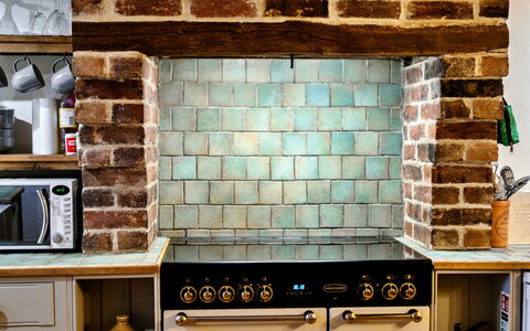 Syncocks Farm Cottage: Parete, Cucina, Brick, Interior Design, Pavimentazione, Elettrodomestico Da Cucina, Mobilia, Pavimento, Controsoffitto, Piastrella