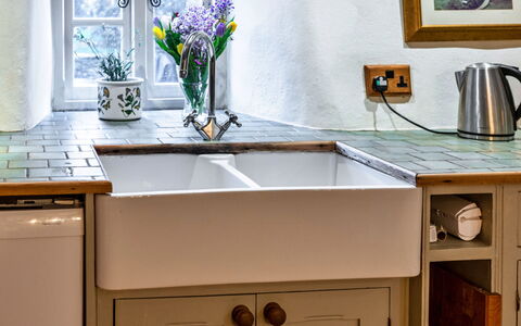 Syncocks Farm Cottage: Lavandino Della Cucina, Idraulico Fixture, Cucina, Lavello, Controsoffitto, Rubinetto, Pavimentazione, Idraulico, Interior Design, Cabinetry