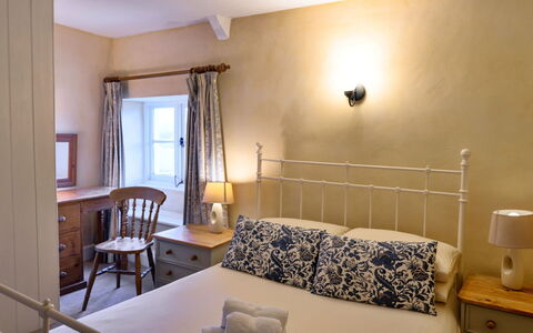 Syncocks Farm Cottage: Letto, Mobilia, Parete, Camera Da Letto, Interior Design, Pavimento, Legna, Bedding, Pavimentazione, Lenzuolo