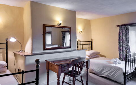 Syncocks Farm Cottage: Mobilia, Parete, Interior Design, Letto, Pavimento, Pavimentazione, Soffitto, Camera Da Letto, Camera, Illuminazione