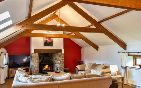 Oak Leaf Cottage: Interior Design, Soffitto, Legna, Pavimentazione, Mobilia, Camera, Pavimento, Attico, Illuminazione, Soggiorno