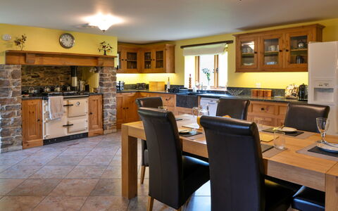 Oak Leaf Cottage: Mobilia, Interior Design, Pavimentazione, Cucina, Controsoffitto, Legna, Cabinetry, Pavimento, Cucina & Sala Da Pranzo Tavolo, Illuminazione
