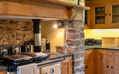 Oak Leaf Cottage: Cucina, Elettrodomestico Da Cucina, Interior Design, Mobilia, Pavimentazione, Controsoffitto, Legna, Cabinetry, Apparecchio Major, Elettrodomestico