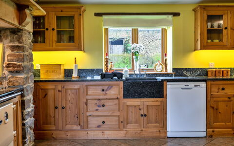 Oak Leaf Cottage: Cucina, Controsoffitto, Cabinetry, Interior Design, Mobilia, Pavimentazione, Elettrodomestico Da Cucina, Legna, Apparecchio Major, Credenza