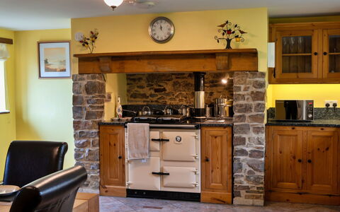 Oak Leaf Cottage: Mobilia, Interior Design, Pavimentazione, Legna, Cabinetry, Elettrodomestico Da Cucina, Cucina, Controsoffitto, Illuminazione, Pavimento