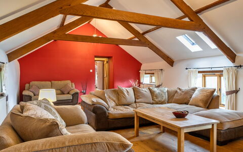Oak Leaf Cottage: Mobilia, Interior Design, Legna, Pavimentazione, Soffitto, Pavimento, Pavimento In Legno, Divano, Camera, Soggiorno