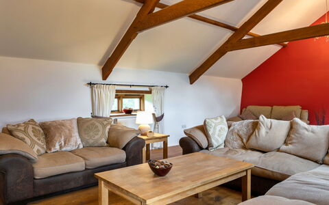 Oak Leaf Cottage: Mobilia, Interior Design, Pavimentazione, Legna, Pavimento, Divano, Soffitto, Pavimento In Legno, Camera, Soggiorno