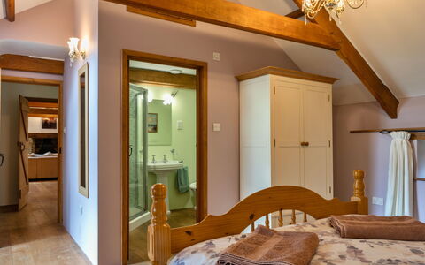 Oak Leaf Cottage: Interior Design, Mobilia, Parete, Pavimentazione, Legna, Soffitto, Pavimento, Camera, Letto, Camera Da Letto