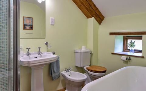 Oak Leaf Cottage: Interior Design, Parete, Idraulico Fixture, Bagno, Pavimentazione, Pavimento, Lavandino Del Bagno, Rubinetto, Idraulico, Lavello