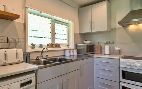 Brockwood: Elettrodomestico Da Cucina, Cucina, Controsoffitto, Cabinetry, Apparecchio Major, Elettrodomestico, Interior Design, Cucina Stufa, Lavandino Della Cucina, Stufa