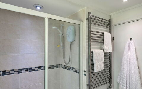 Brockwood: Bagno, Idraulico Fixture, Interior Design, Pavimentazione, Pavimento, Idraulico, Doccia, Piastrella, Rubinetto, Materiale Composito