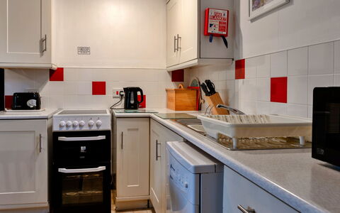 Old Nog Cottage, Stowford: Elettrodomestico Da Cucina, Cucina, Apparecchio Major, Controsoffitto, Cucina Stufa, Stufa, Elettrodomestico, Interior Design, Pavimentazione, Piccolo Apparecchio