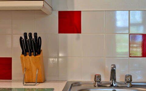 Old Nog Cottage, Stowford: Rosso, Cucina, Controsoffitto, Elettrodomestico Da Cucina, Piastrella, Rubinetto, Lavandino Della Cucina, Lavello, Idraulico, Idraulico Fixture