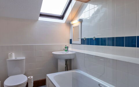 Old Nog Cottage, Stowford: Bagno, Idraulico Fixture, Parete, Pavimentazione, Pavimento, Vasca Da Bagno, Rubinetto, Lavello, Interior Design, Idraulico