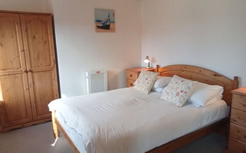 Halcyon Cottage, Stowford: Letto, Mobilia, Camera Da Letto, Bedding, Lenzuolo, Interior Design, Legna, Pavimento, Pavimentazione, Camera
