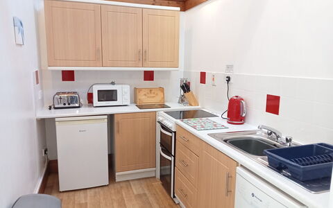 Halcyon Cottage, Stowford: Cucina, Elettrodomestico Da Cucina, Controsoffitto, Apparecchio Major, Cabinetry, Mobilia, Lavandino Della Cucina, Interior Design, Lavello, Cucina Stufa