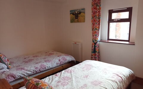 Halcyon Cottage, Stowford: Letto, Camera Da Letto, Mobilia, Bedding, Lenzuolo, Legna, Interior Design, Biancheria, Tessile, Pavimento