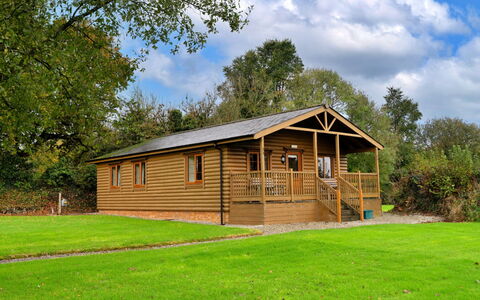 Tarka'S Holt Log Cabin, Stowford: Legna, Villetta, Log Cabin, Edifici Giardino, Latifoglie, Portico, Capannone, Color Legno, Prato, Cortile
