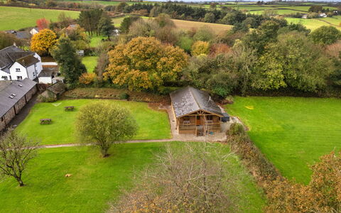 Tarka'S Holt Log Cabin, Stowford: Erba, Albero, Pascolo, Plain, Paesaggio, Area Rurale, Lotto, Villetta, Insediamento Umano