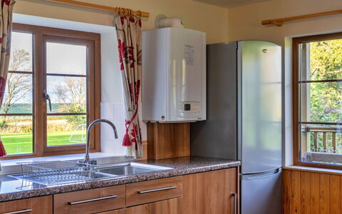 Tarka'S Holt Log Cabin, Stowford: Cucina, Elettrodomestico Da Cucina, Legna, Pavimentazione, Interior Design, Cabinetry, Controsoffitto, Mobilia, Pavimento, Lavandino Della Cucina