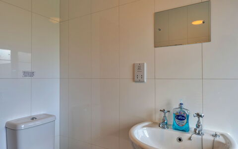 Tarka'S Holt Log Cabin, Stowford: Parete, Lavandino Del Bagno, Idraulico Fixture, Pavimentazione, Bagno, Interior Design, Lavello, Pavimento, Rubinetto, Idraulico