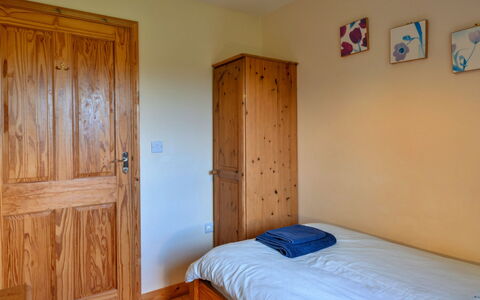 Tarka'S Holt Log Cabin, Stowford: Mobilia, Legna, Pavimentazione, Camera Da Letto, Interior Design, Pavimento, Letto, Camera, Lenzuolo, Color Legno