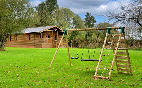 Tarka'S Holt Log Cabin, Stowford: Legna, Attrezzatura Giochi All'Aperto, Shade, Giardino, Prato, Swing, Terreno Di Gioco, Parco, Cortile, Color Legno