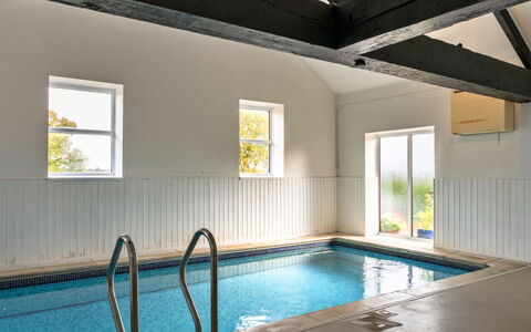 Tarka'S Holt Log Cabin, Stowford: Pavimentazione, Pavimento, Soffitto, Piscina, Latifoglie, Illuminazione Diurna, Color Legno, Design, Pavimento In Legno, Plank
