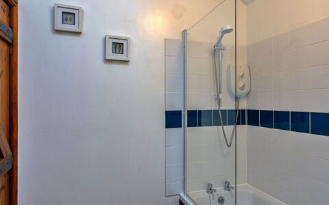 Tarquol Cottage, Stowford: Idraulico Fixture, Bagno, Pavimentazione, Pavimento, Idraulico, Interior Design, Doccia, Rubinetto, Soffione Doccia, Piastrella