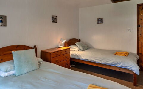 Tarquol Cottage, Stowford: Letto, Camera Da Letto, Mobilia, Parete, Lenzuolo, Bedding, Pavimento, Legna, Pavimentazione, Interior Design