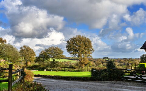 Tarquol Cottage, Stowford: Arbusto, Nube, Lotto, Area Rurale, Giardino, Landscaping, Prato, Cumulo, Fenomeno Meteorologico, Campo