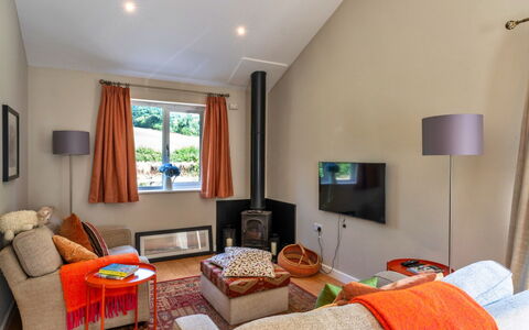 Marsh Cottage: Mobilia, Interior Design, Pavimentazione, Divano, Legna, Soffitto, Pavimento, Soggiorno, Camera, Illuminazione