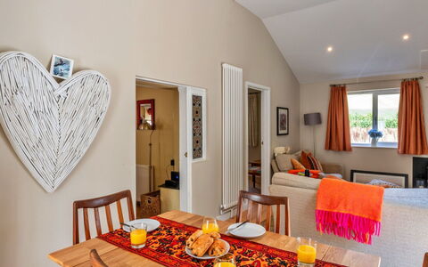 Marsh Cottage: Mobilia, Interior Design, Legna, Soffitto, Casa, Appartamento, Camera, Soggiorno, Divano