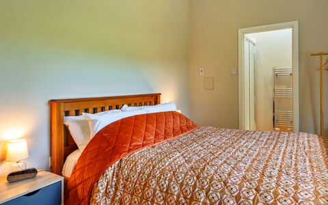 Marsh Cottage: Letto, Bedding, Camera Da Letto, Interior Design, Lenzuolo, Parete, Pavimento, Mobilia, Legna, Biancheria