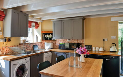 Marsh Cottage: Controsoffitto, Cucina, Mobilia, Interior Design, Cabinetry, Pavimentazione, Elettrodomestico Da Cucina, Legna, Apparecchio Major, Soffitto
