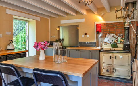 Marsh Cottage: Cucina, Controsoffitto, Elettrodomestico Da Cucina, Mobilia, Interior Design, Cabinetry, Apparecchio Major, Legna, Pavimentazione, Elettrodomestico